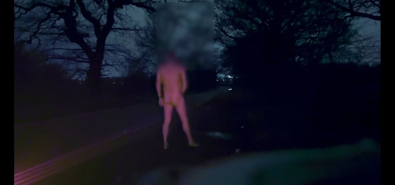 ชักว่าวแก้ผ้าใน 2 สถานที่ เปลือยเท้าและเด้งตูด