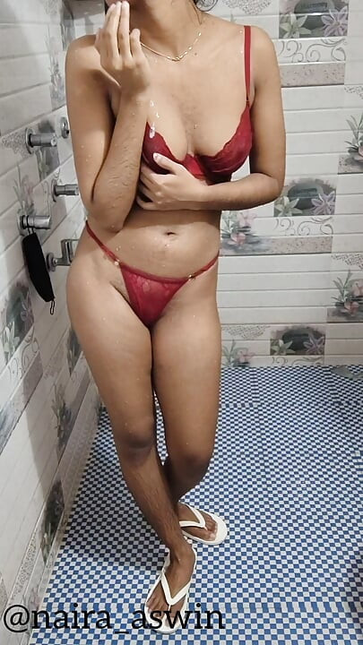 Meia-irmã tomando banho