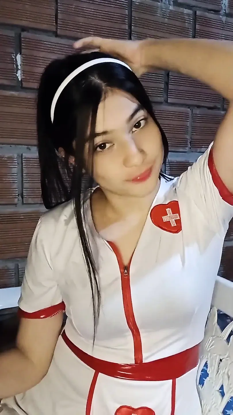 我看到我的嫂子自慰, 然后我们美味地做爱