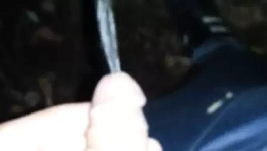 Im Wald mit nem Penisring gepisst