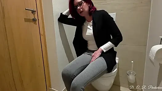 Mein Chef Hört Einfach Nicht Auf Zu Flirten… Was Dann Auf Der Büro-Toilette Passiert, Sollte Niemand Sehen