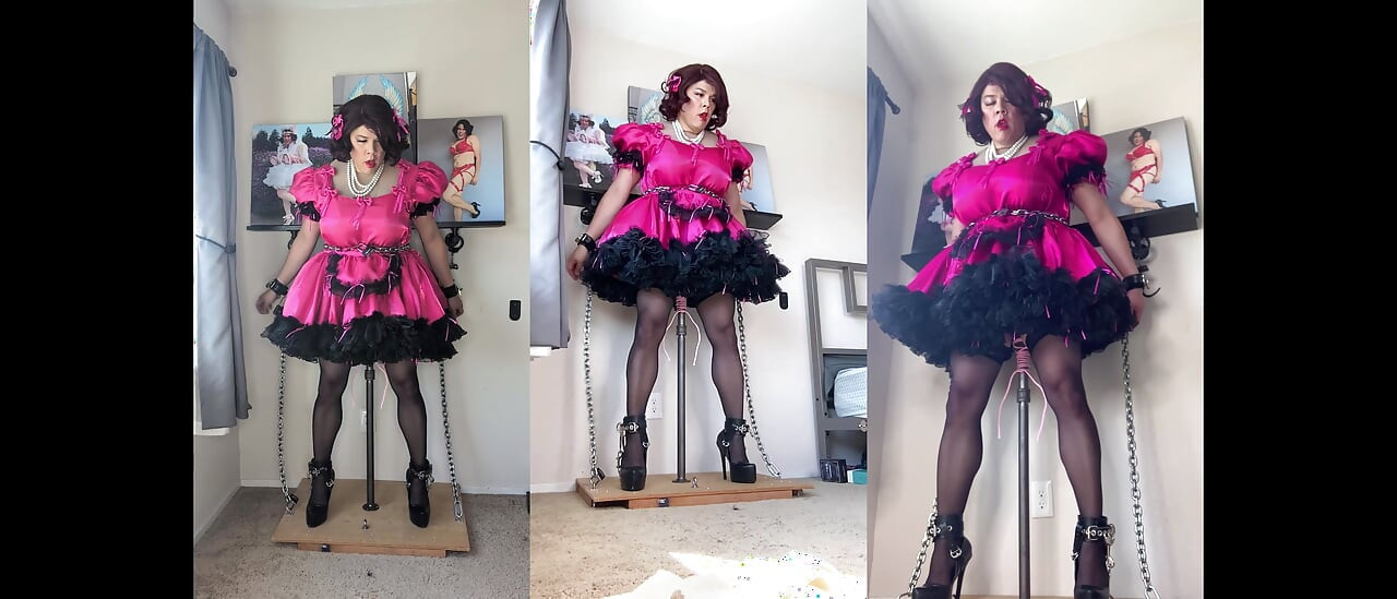 Η ροζ υπηρέτρια Candy είναι κλειδωμένη στη βάση του δονητή της και καβαλάει τον στύλο της