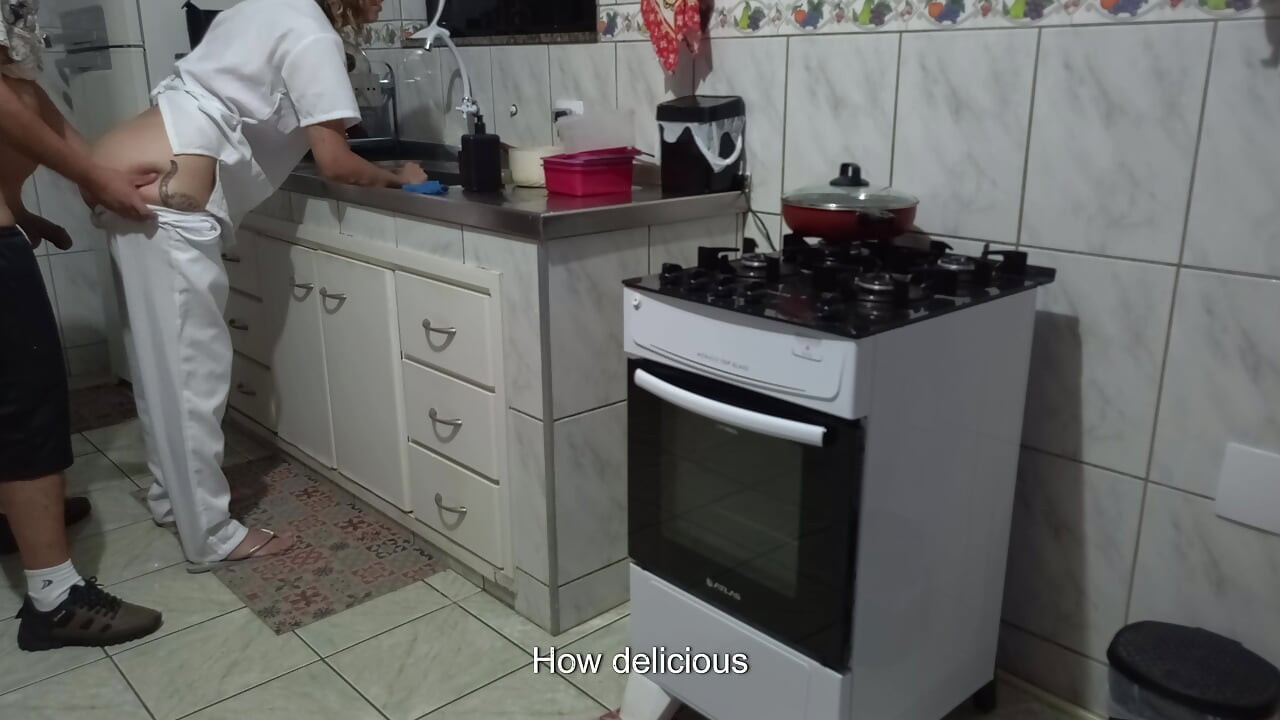 La criada tenía su culo usado mientras lavaba los platos.