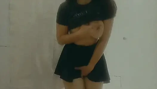 Azgın tatlı kız peri mutluluk banyoda kendine dokunuyor ve amcığı sırılsıklam olurken senin için inliyor