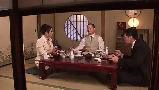O jantar em família aumentou! japoneses esquecem suas maneiras e foda em um trio!