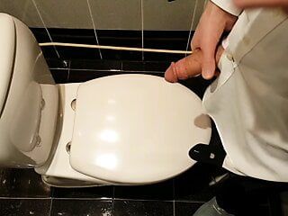 Påkommen varm sexig kollega onanerar i hemlighet efter att ha pissat på kontoret toalett under julfest på ryckande medarbetare