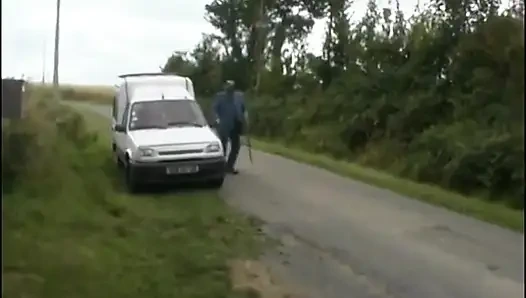 Kakek mesum datang untuk mengeluarkan pelernya dari bus pelacur.