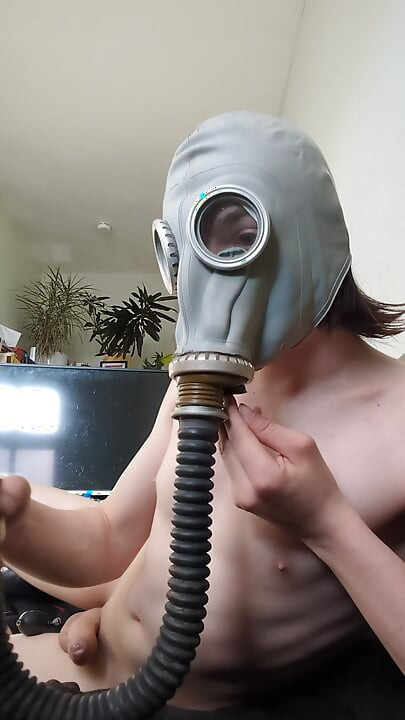 masturbation wiht gas  mask rebreahter and inflatable plug
