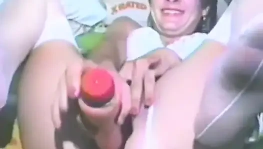 Cewek rambut cokelat dengan toket kecil ini lagi asik ngentot dildo kayak kontol