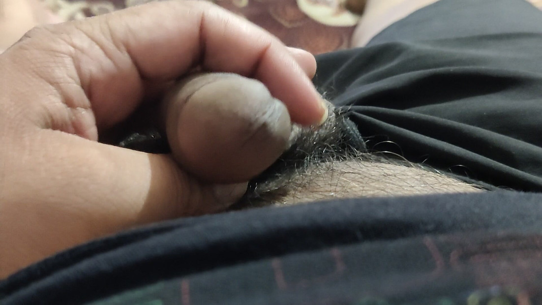 男人感到悲伤并自慰