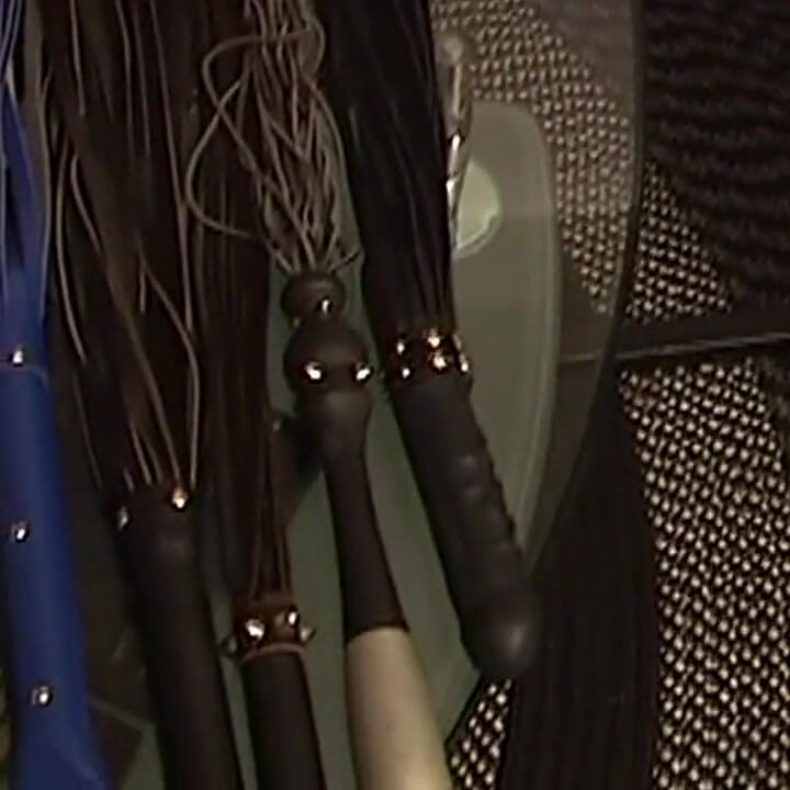 Dojrzała brunetka MILF z kołnierzykiem i przykuta do zabawy