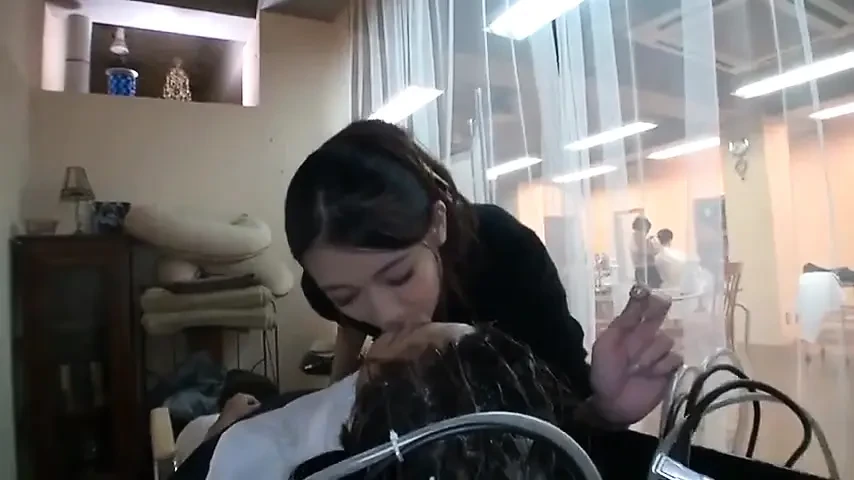 Dans le salon où ses yeux rencontrent les miens un peu trop souvent