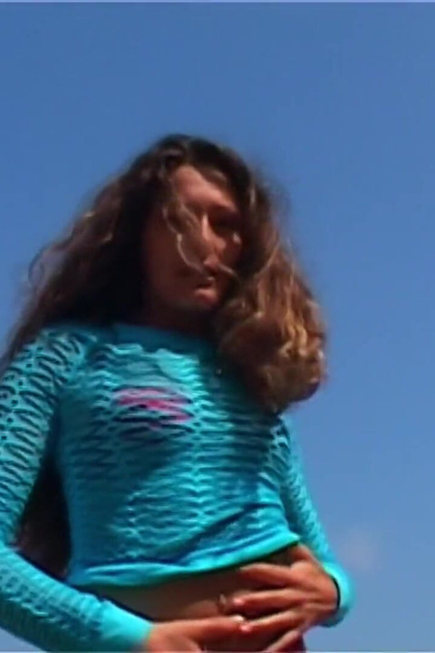 Vayana Seksowna brunetka Vayana rozbiera się na plaży