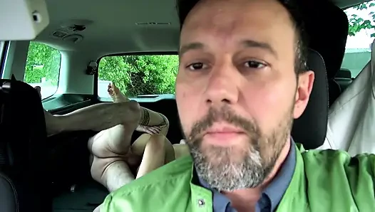 Татуированную телочку с большой задницей сняли и трахнули в машине