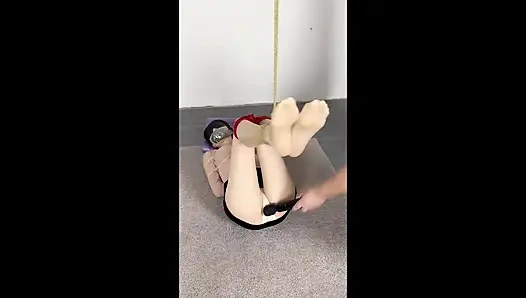 Ol berjuang di tempat tidur, orgasme dengan kaki menggantung