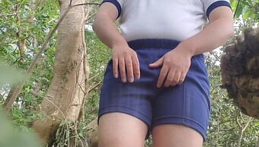 Un gros Japonais se cache dans les montagnes et se masturbe en portant un uniforme et un culotte de PE