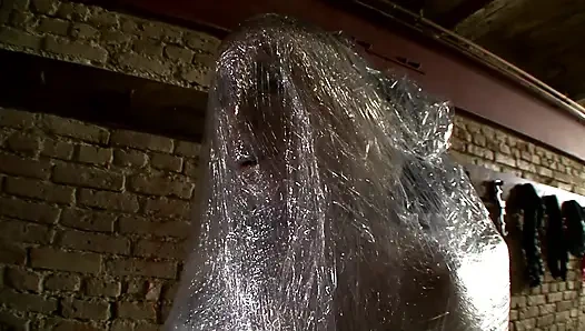 Zindandaki Bağlı Sarışın Çifte Penetrasyonlu Grup Seks