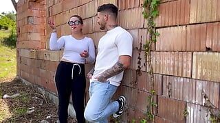 イタリアの女の子は屋外で彼女のボーイフレンドのコックを吸う
