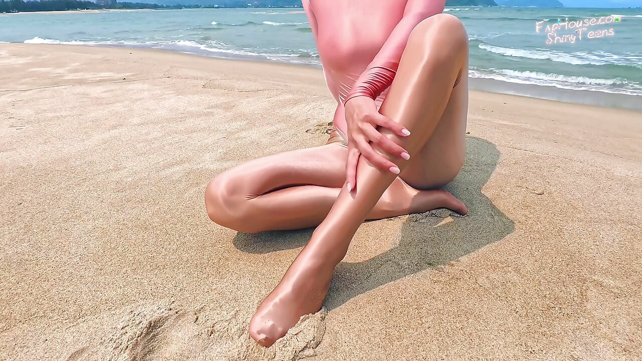 901 Sjajni zlatni spandex najlonke i trikao na plaži