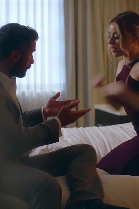 Lebih mendalam. Pengantin perempuan Anna Claire mengganggu perempuan bertelanjang