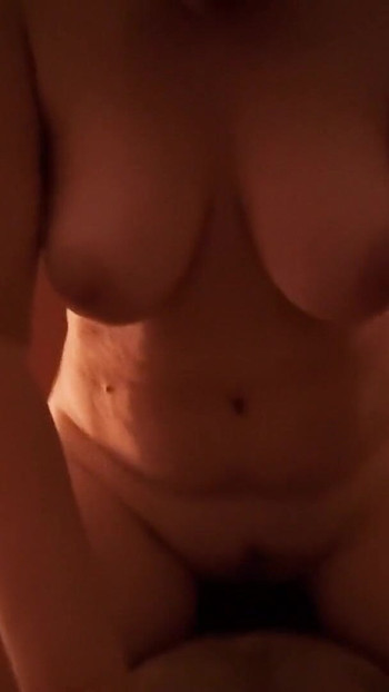 Moment à partager avec "J’ai baisé la femme salope de quelqu’un d’autre dans une chambre d’hôtel. Filmage amateur sur un téléphone."