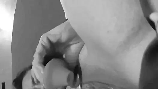 Играет со своей киской