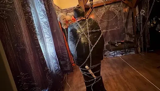 Bölüm 2:- Domina Satana ve Bag Man paletli sargı ve zincirler içinde.