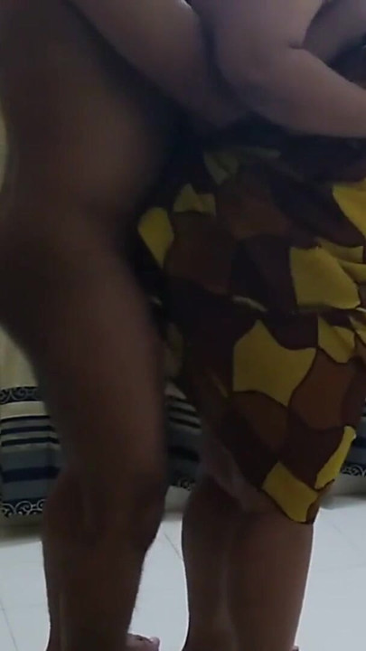 Moment cheie de la "Moti Gand Wali tamil mătușa fierbinte are parte de un futai anal de la un străin când ea a fost purtând saree"