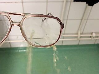 Las gafas del abuelo mean empapadas y cubiertas
