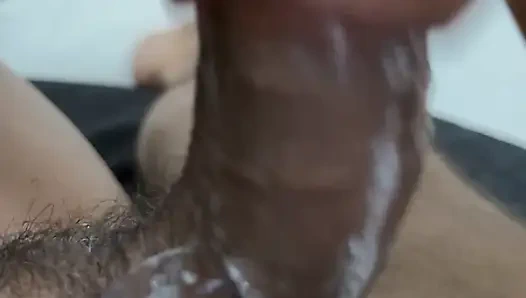 Desi-mädchen lutschte den Penis mit ihrem mund und nahm das Wasser raus.