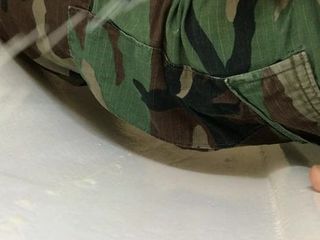 Paja pública en pantalones del ejército