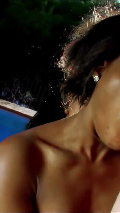 Ian Scott em um sexo a três interracial louco com milf latina e jovem negra | Clipe 2