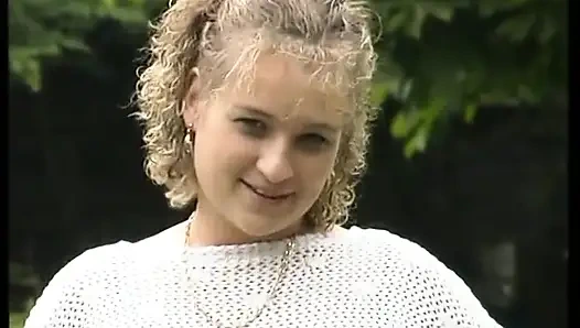 Секс в машине со шлюшкой в любительском видео