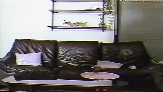 Video jadul cewek hot rambut cokelat lagi asik di-fingering dan dijilat sampai orgasme di sofa