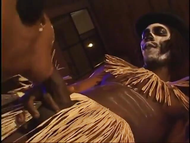 Geiles ebenholz-schätzchen hat einen afrikanischen fantasie-dreier mit einem weißen und einem schwarzen hengst