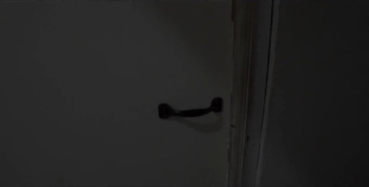 Eu gosto de ficar sozinha com minha cunhada porque enquanto ela está tomando banho, eu posso assistir nela