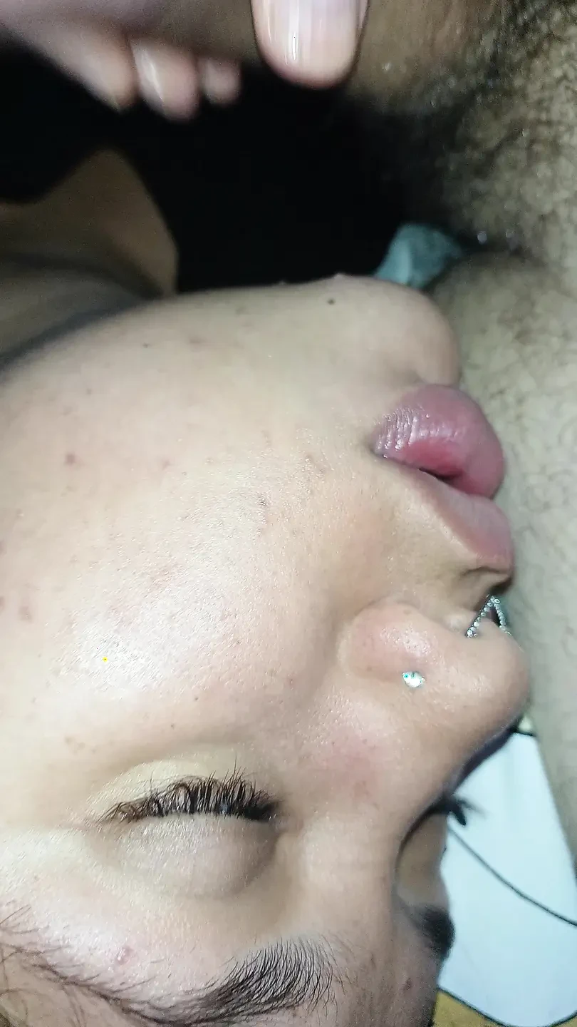 这个荡妇的2次中出，她被射在嘴里和脸上