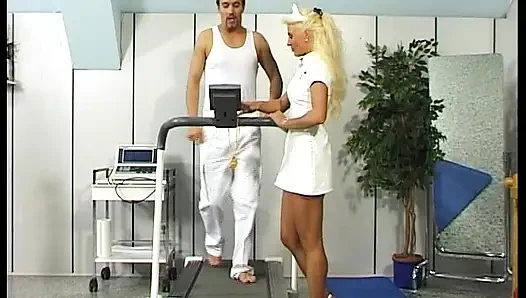 Atemberaubende blonde deutsche krankenschwester genießt heißen anal-creampie im büro