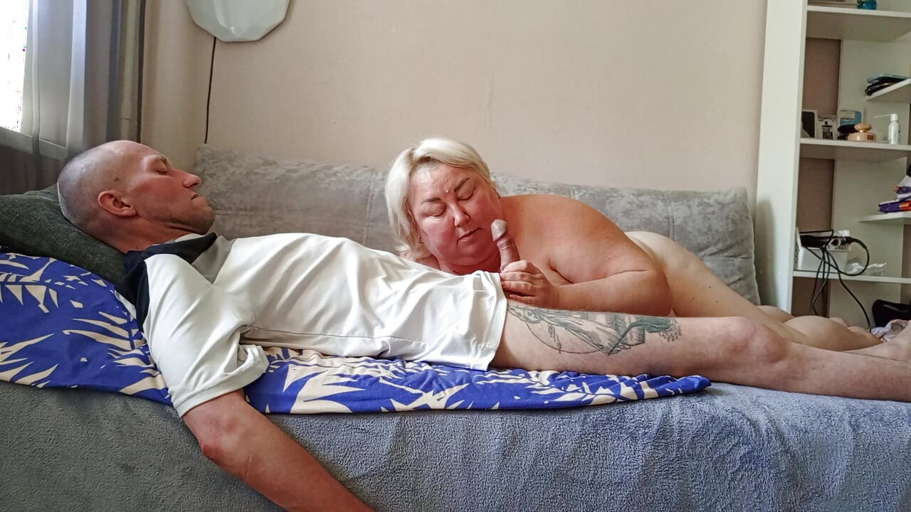 Došao sam svojoj masturbirajućoj maćehi da mi popuši kurac