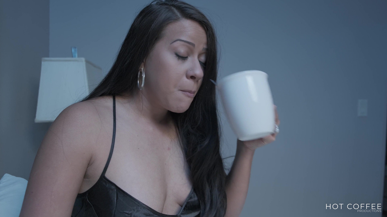 继母在酒店房间引诱继子，他把她干干