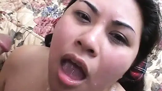 Pelacur gemuk dientot memeknya yang sempit