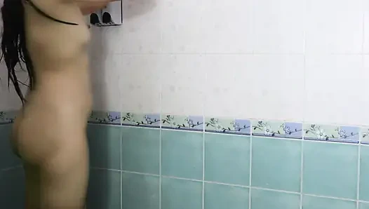 Тайская тинка принимает душ, показывая свои розовые соски и гладкую вагину. Настоящее тайское соло
