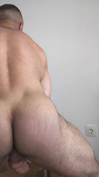 Starker und sexy muskulöses, behaartes brocken wichst seinen schwanz für zwei cumshots - Anthony Beau | Clip 1