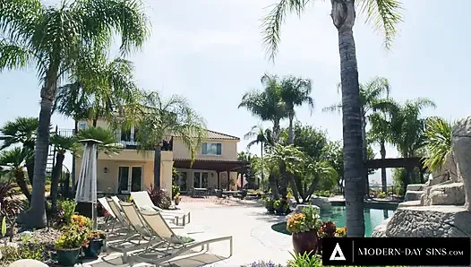 MODERN-DAY SINS - дикая девушка изменяет своему бойфрензу, трахая его хитрым двойным проникновением