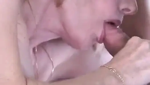 Melanie si seksi yang bejat: pijat dan sepong kontol