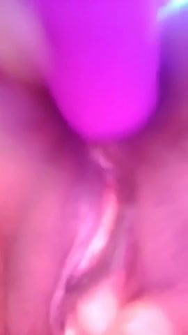 Thai Frau liebt den Dildo in Muschi und Arsch