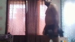 Entraînement d'un garçon indien et gym intense