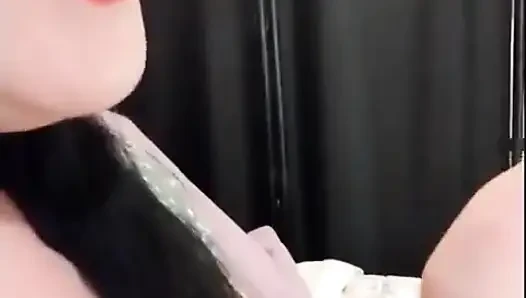 Tante seksi dengan lipstik merah lagi asik merokok