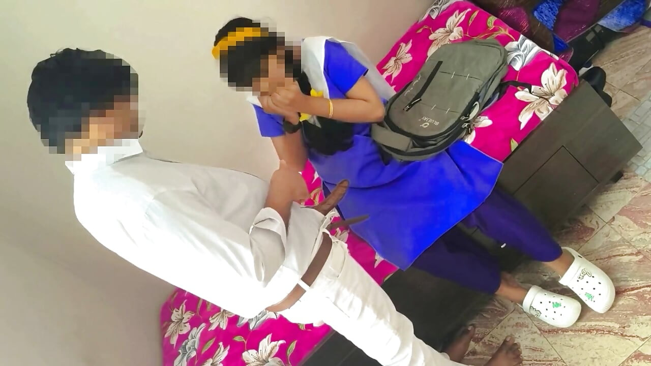 Élève supérieur exceptionnel, jeune Indien vierge en uniforme