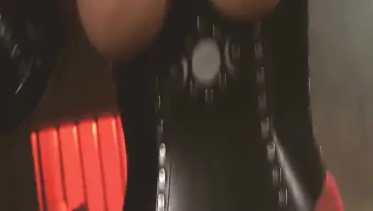 Büyük götlü ve büyük memeli fetiş kızlar sahne 4_brunette bdsm seansında bağlı arkadaşını sikiyor